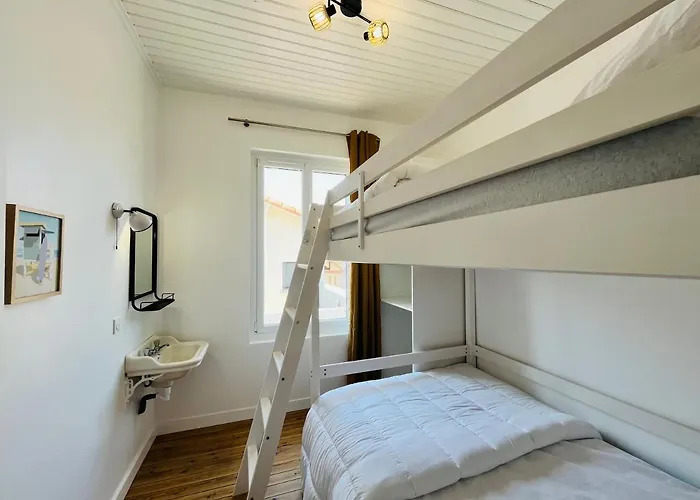 Holiday home Maison Des Annees 1920 - A 150 M De L'ocean Et Proche Des Commodites - 4 Independants